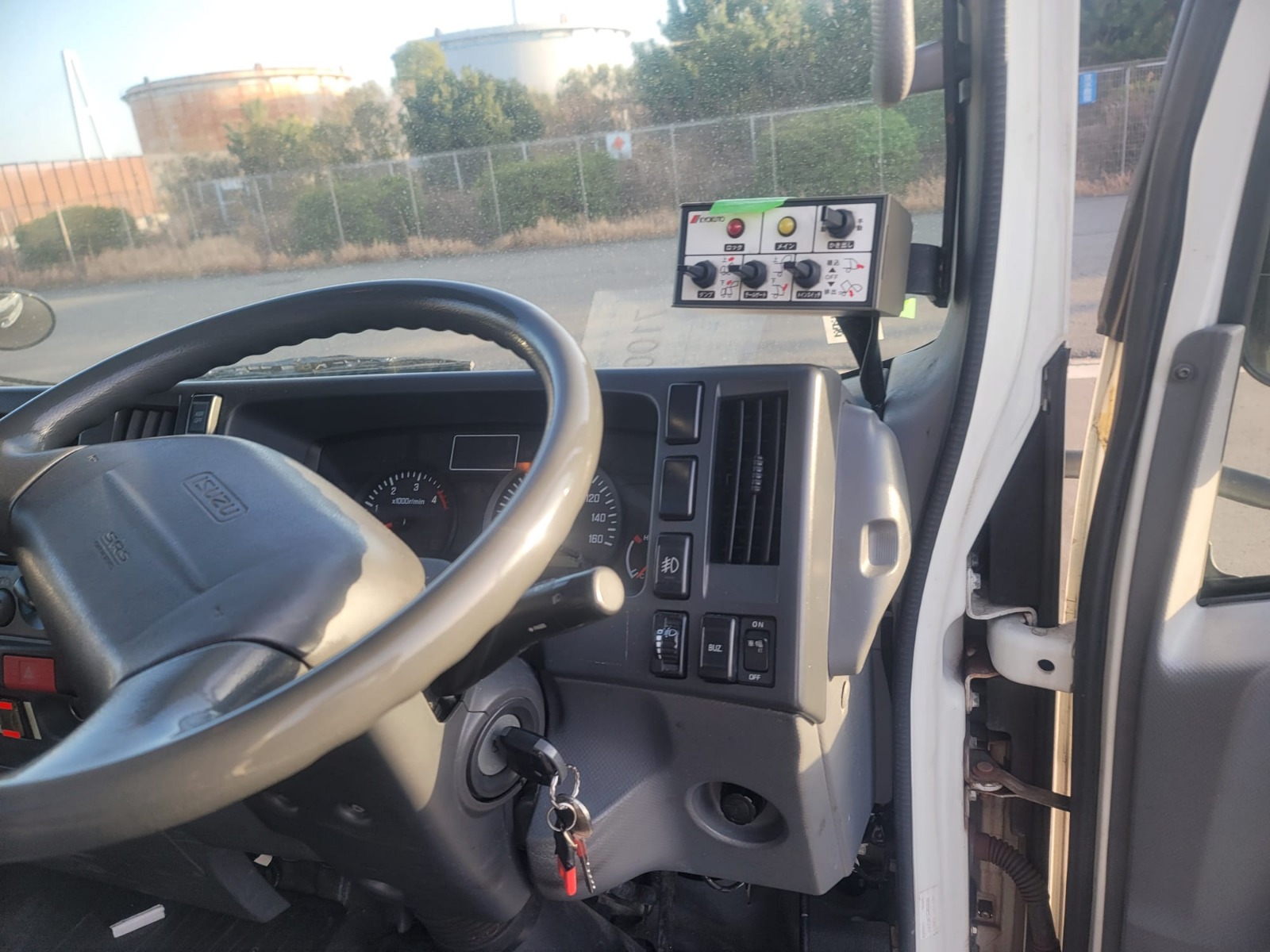 3-2014 ISUZU ELF TRUCK BARRAGE COLLECTOR