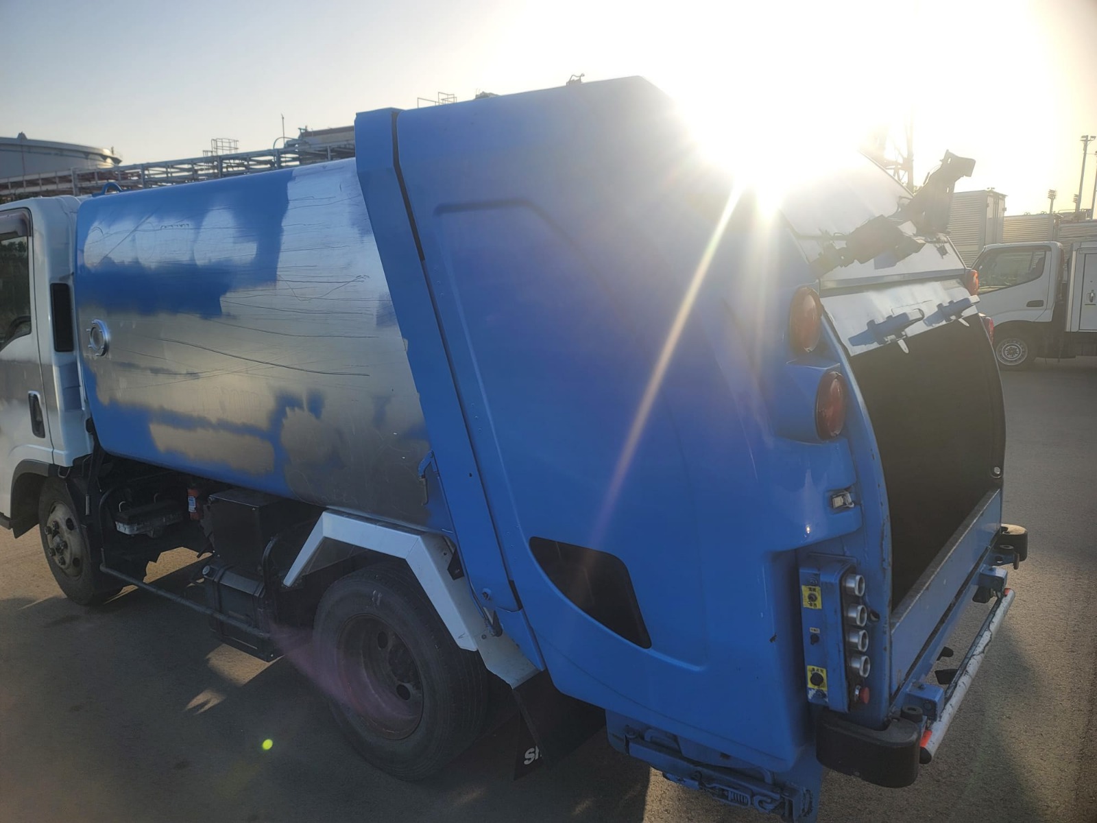 3-2014 ISUZU ELF TRUCK BARRAGE COLLECTOR