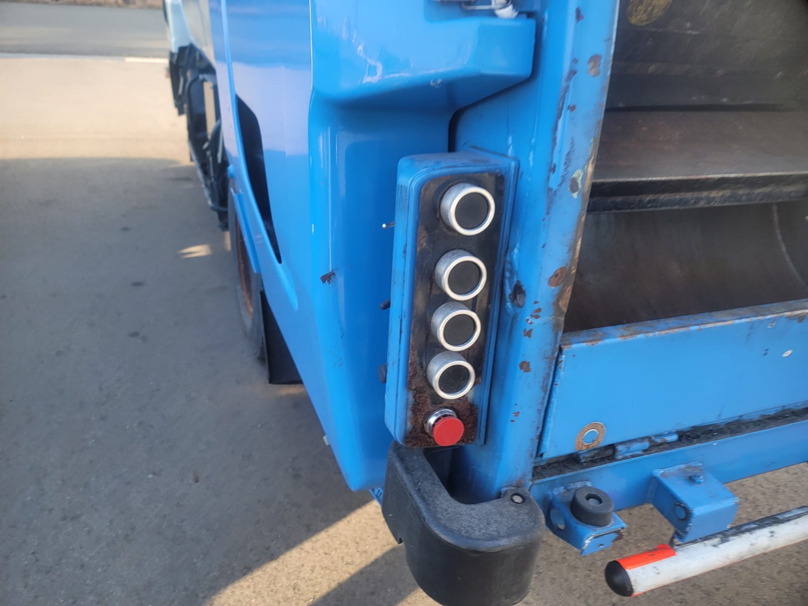 3-2014 ISUZU ELF TRUCK BARRAGE COLLECTOR