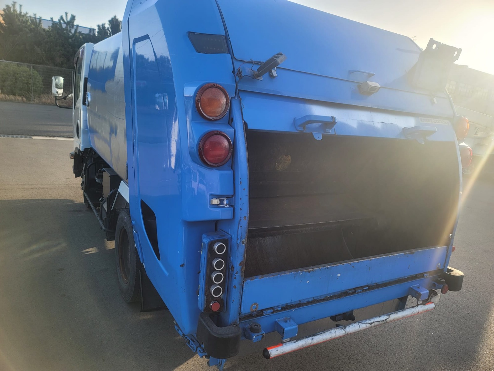 3-2014 ISUZU ELF TRUCK BARRAGE COLLECTOR
