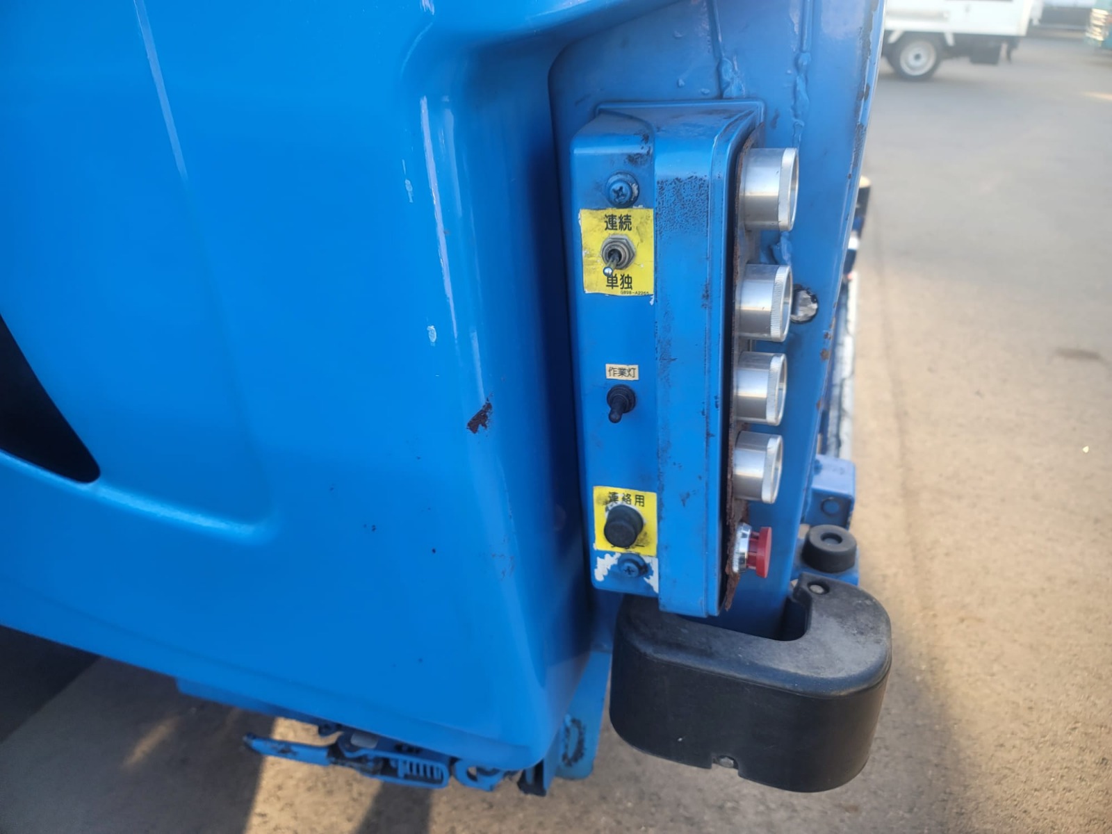 3-2014 ISUZU ELF TRUCK BARRAGE COLLECTOR