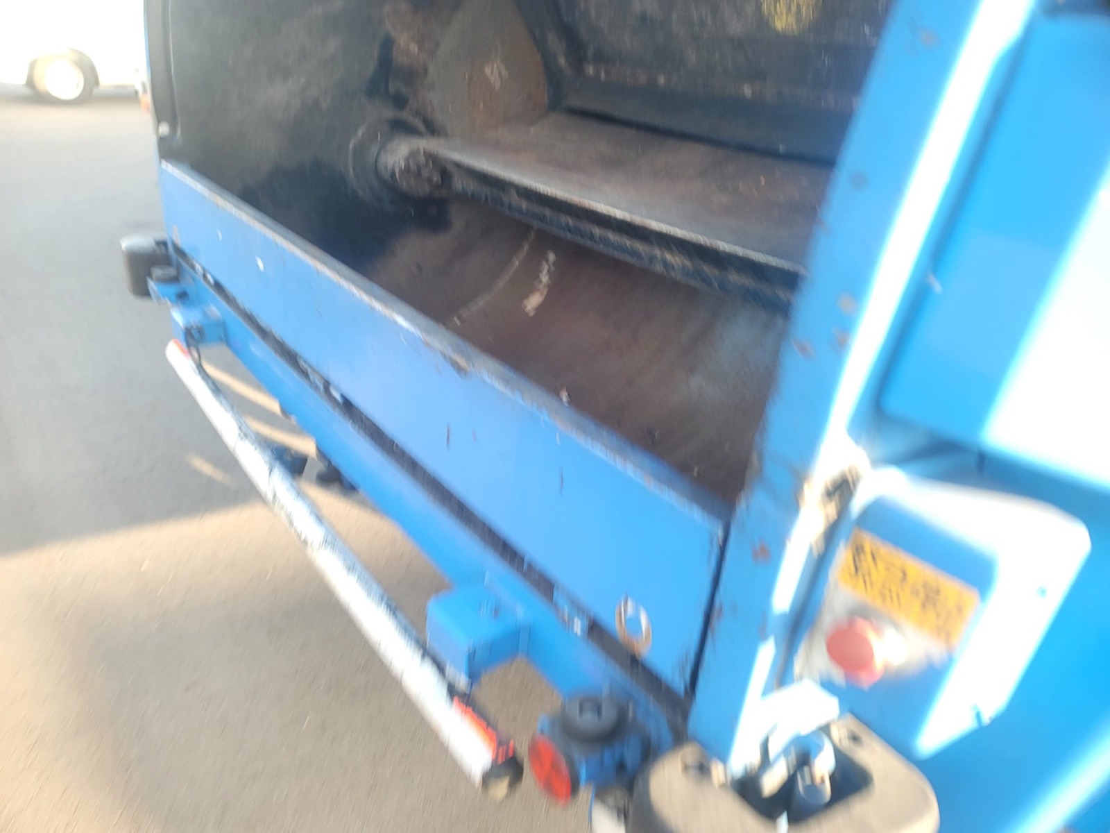 3-2014 ISUZU ELF TRUCK BARRAGE COLLECTOR