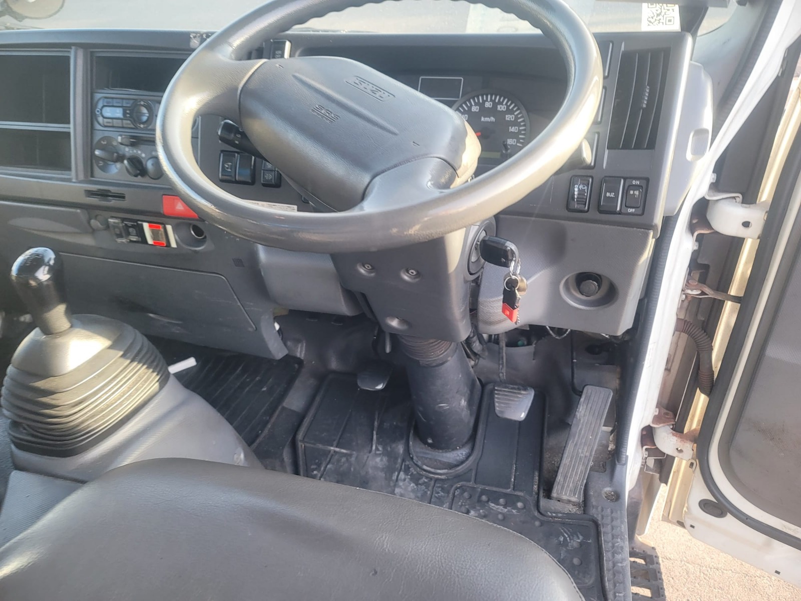 3-2014 ISUZU ELF TRUCK BARRAGE COLLECTOR