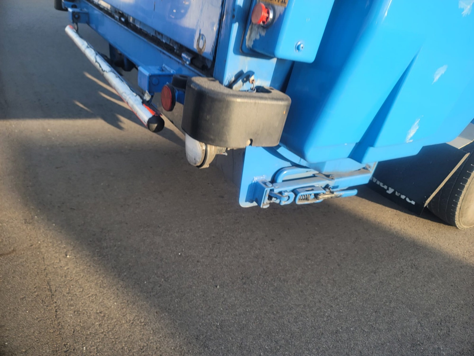 3-2014 ISUZU ELF TRUCK BARRAGE COLLECTOR