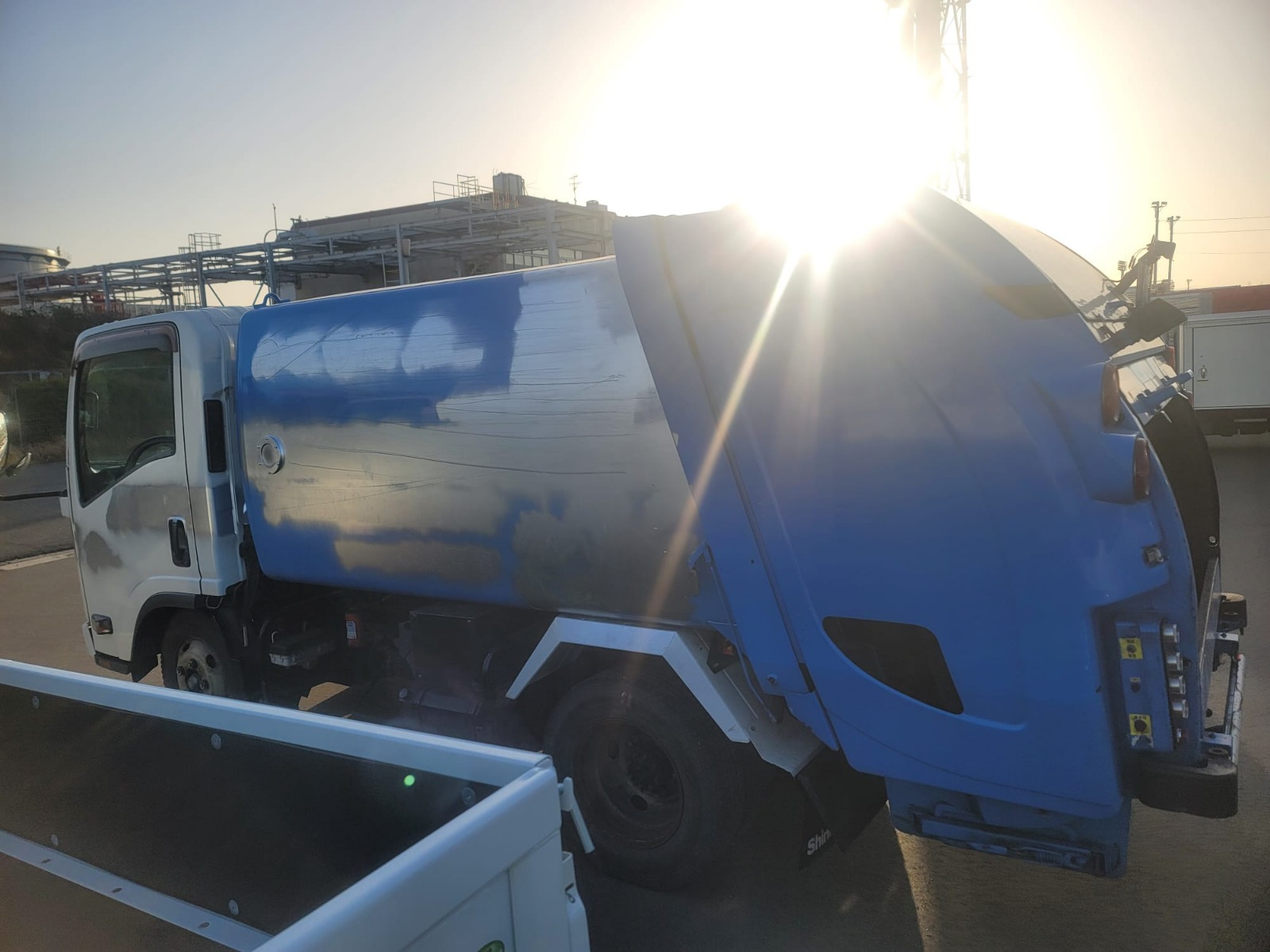 3-2014 ISUZU ELF TRUCK BARRAGE COLLECTOR