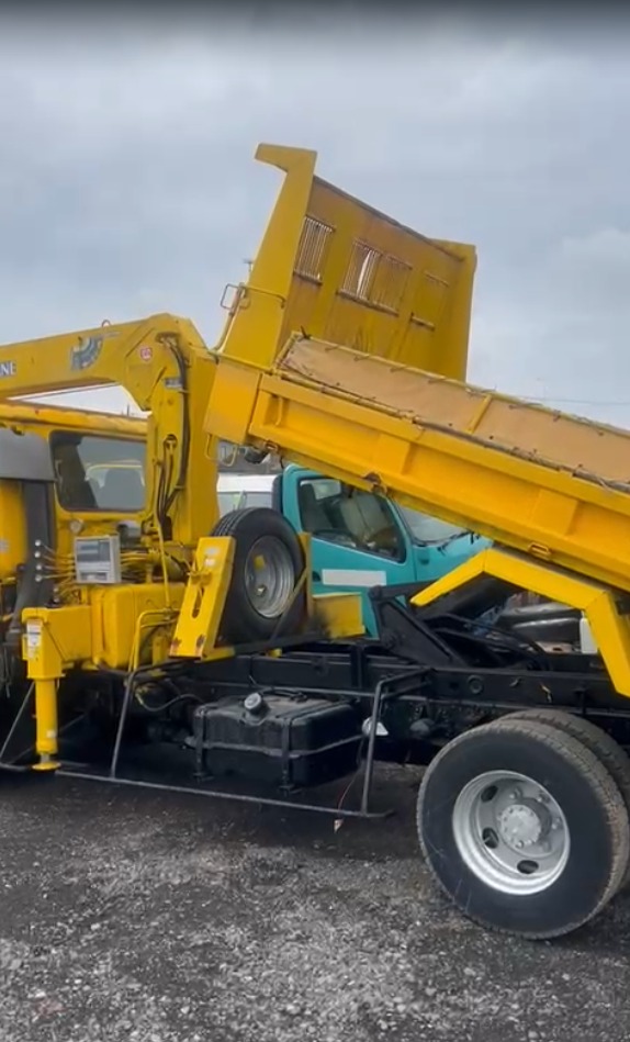 2001 ISUZU FORWARD CRANE DUMPER