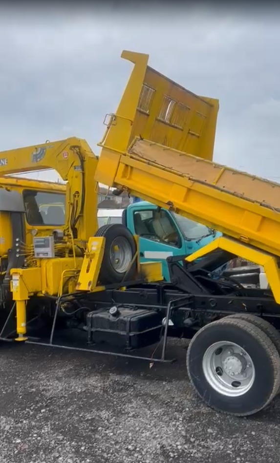 2001 ISUZU FORWARD CRANE DUMPER