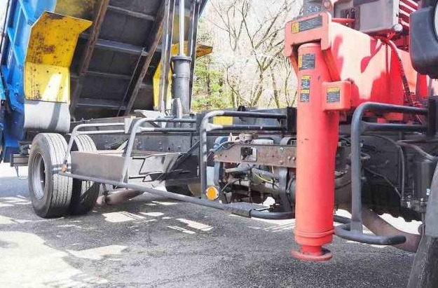 02-2007 NISSAN CRANE DUMP