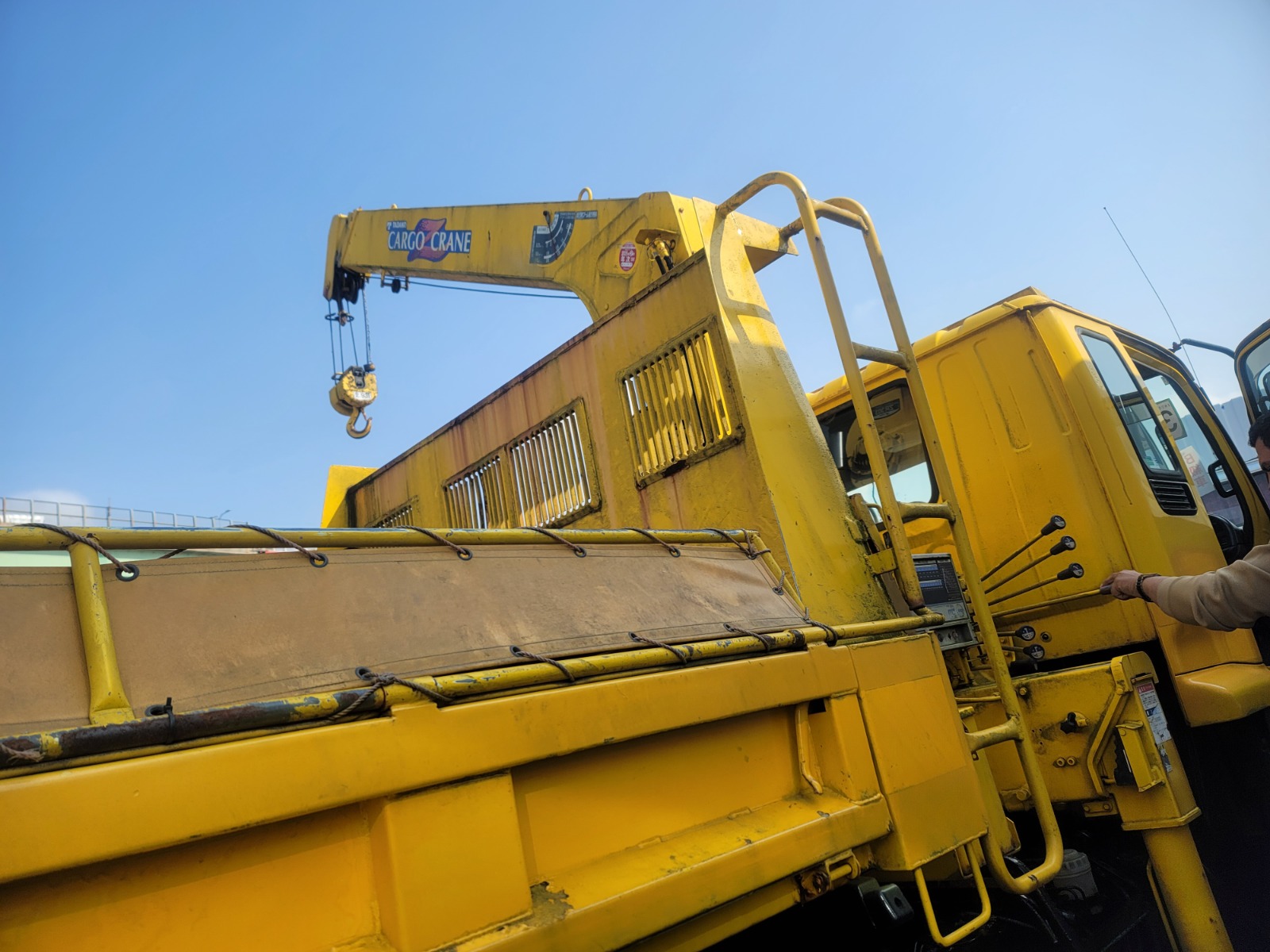 2001 ISUZU FORWARD CRANE DUMPER