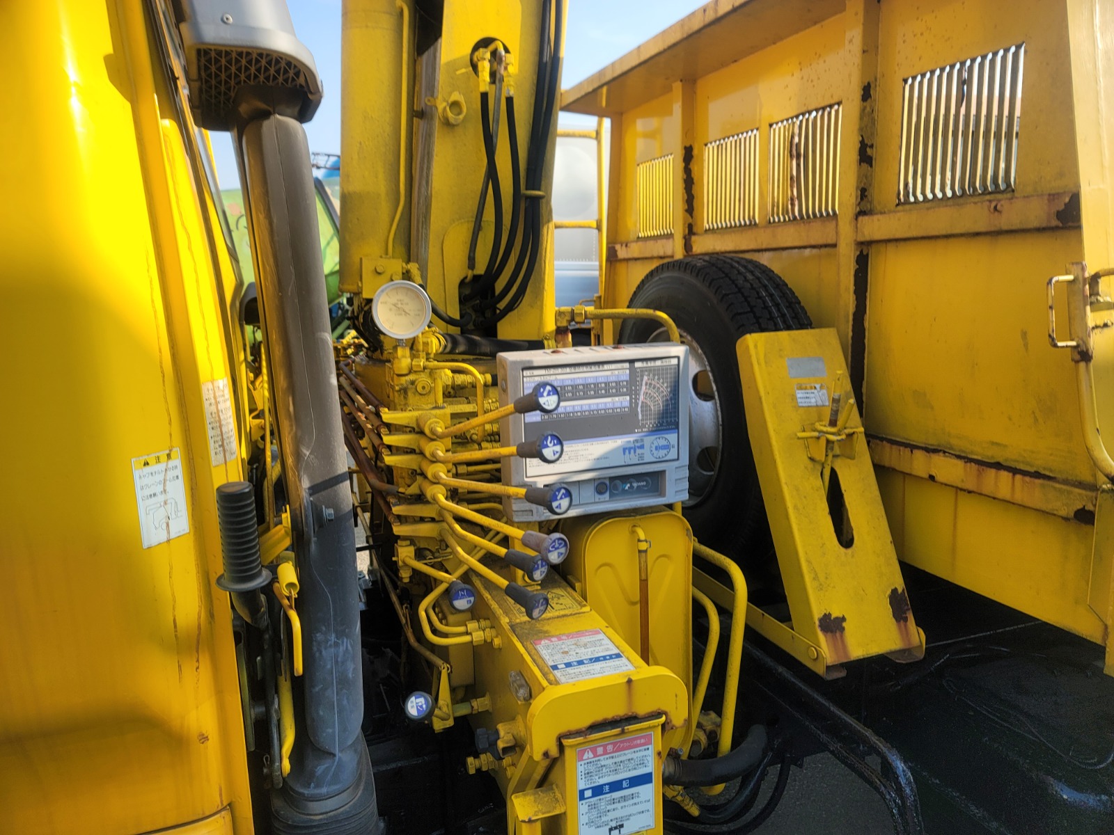 2001 ISUZU FORWARD CRANE DUMPER