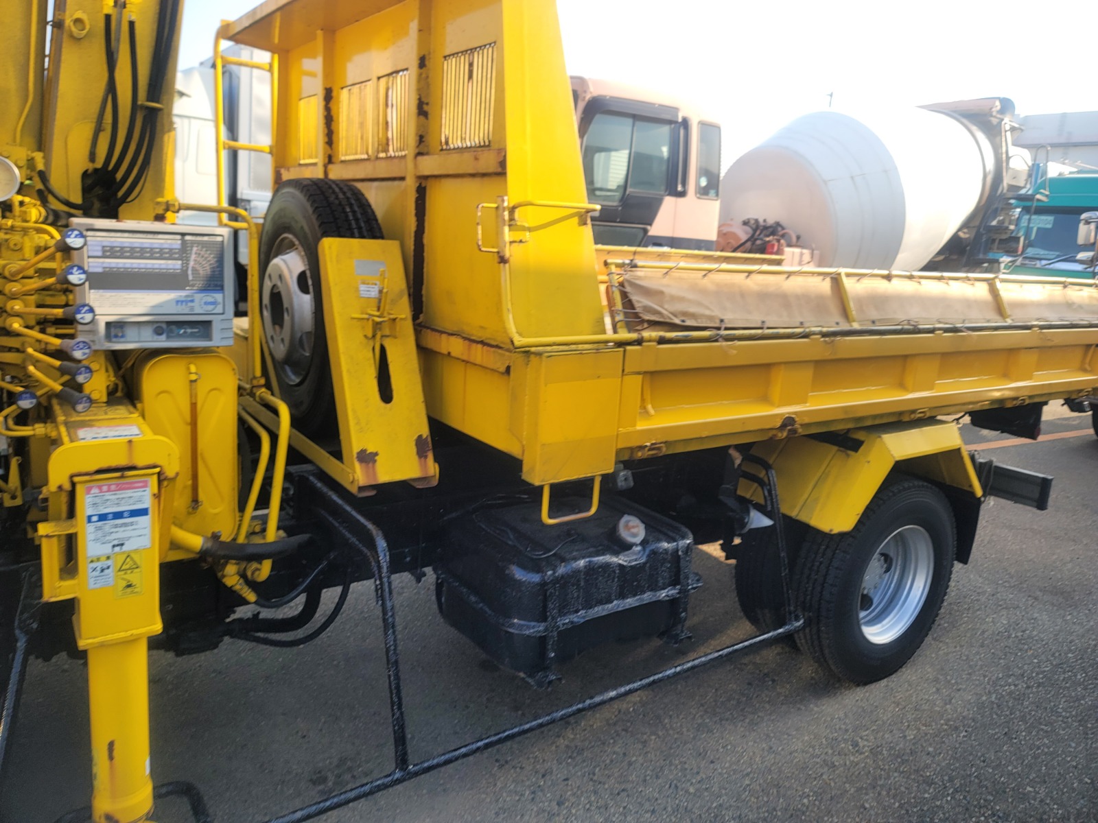 2001 ISUZU FORWARD CRANE DUMPER
