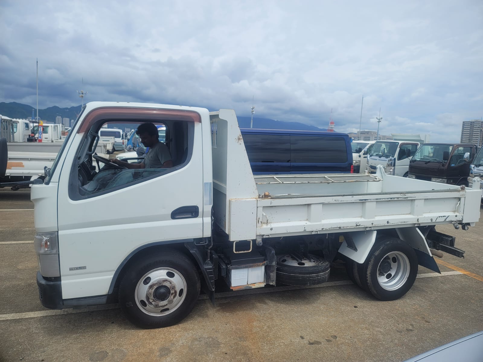 09/2011 Mitsubishi Canter Dumper