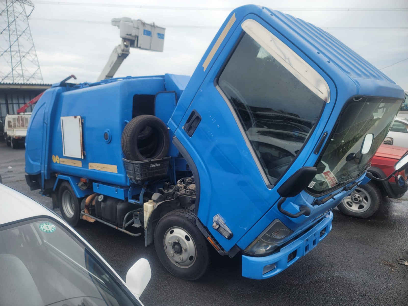 DEC 2011 ISUZU ELF GARBAGE TRUCK