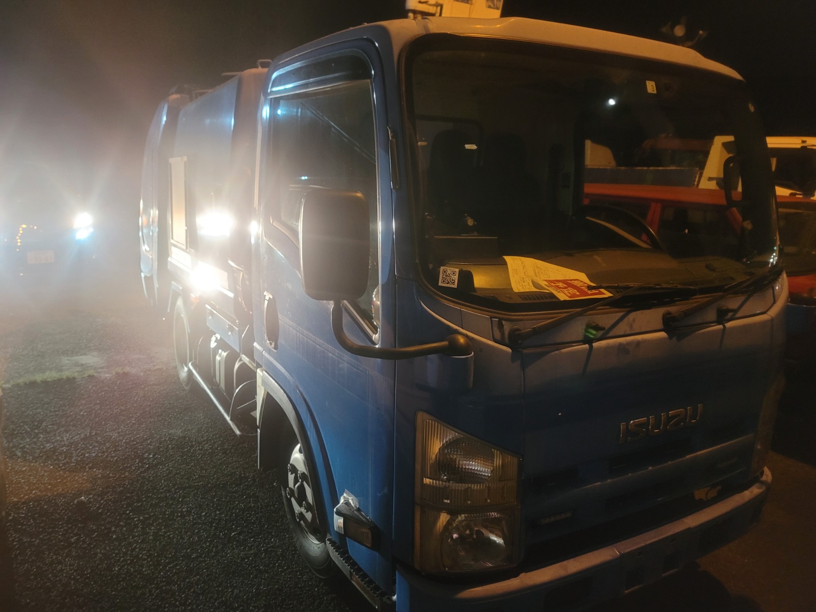 DEC 2011 ISUZU ELF GARBAGE TRUCK