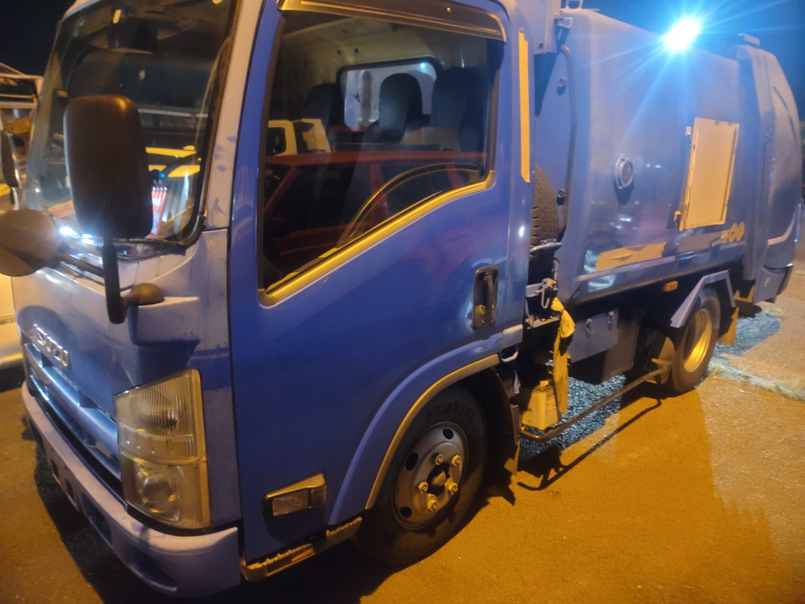 DEC 2011 ISUZU ELF GARBAGE TRUCK