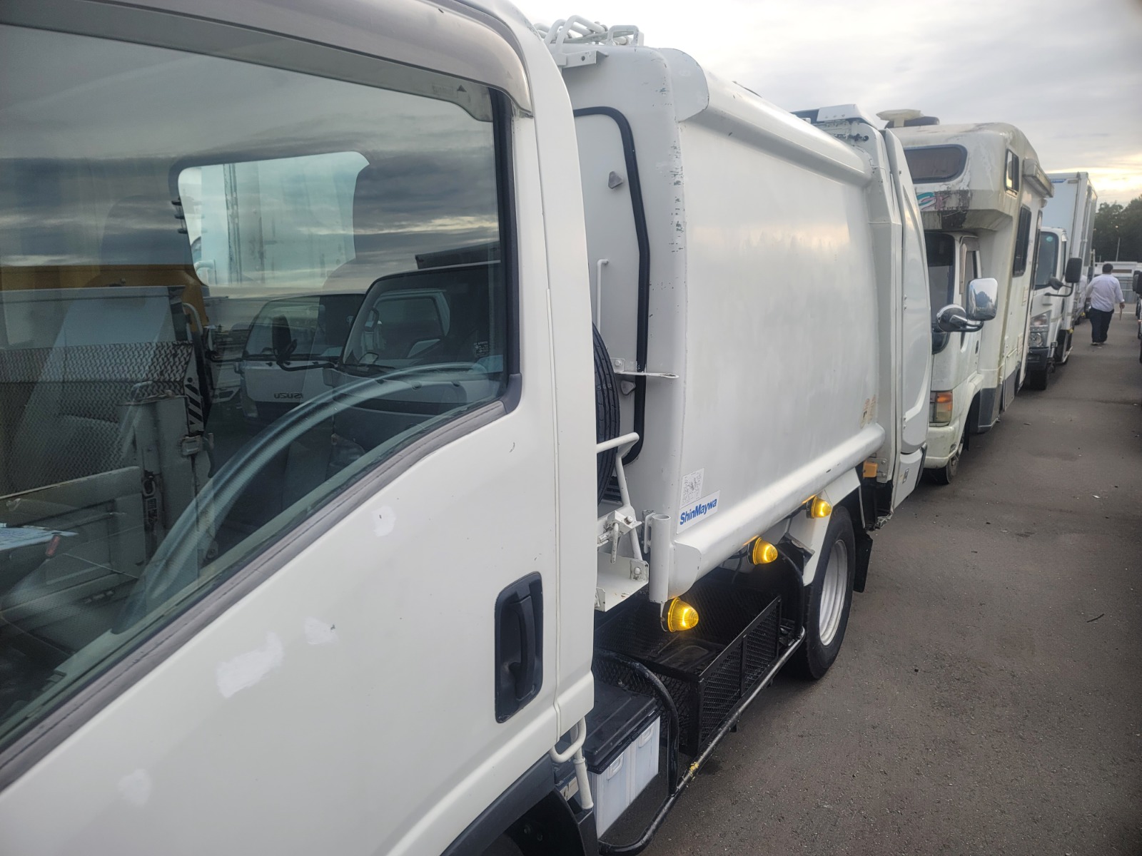 2009 ISUZU elf Garbage Truck