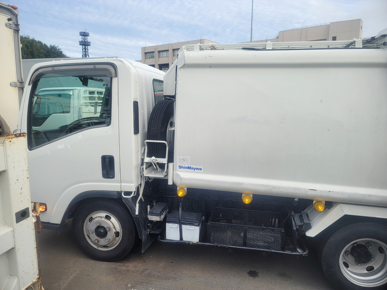 2009 ISUZU elf Garbage Truck