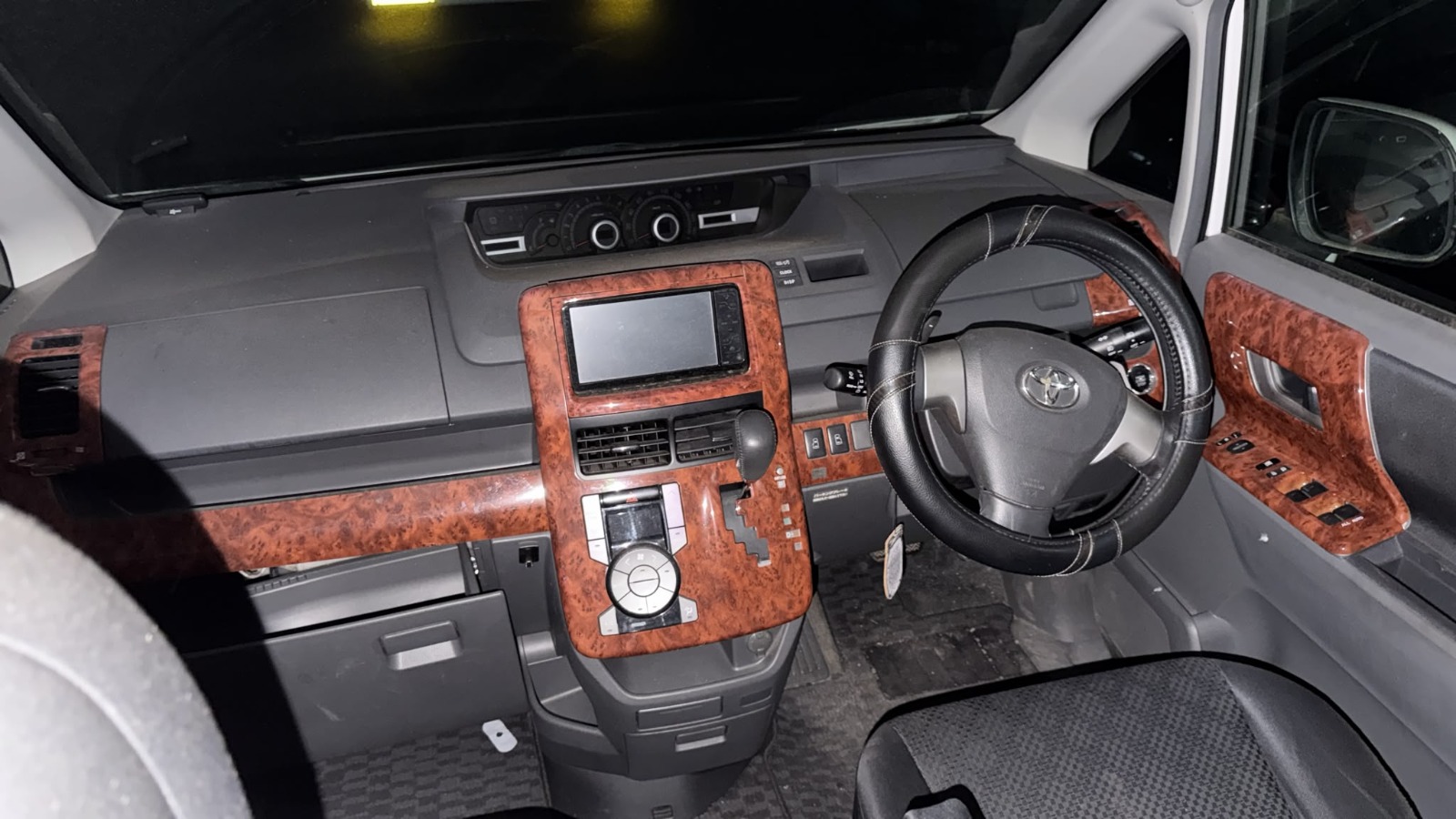 DEC 2008 TOYOTA NOAH