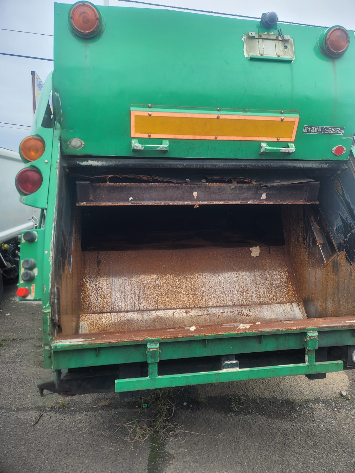 2005 ISUZU FORWARD GARBAGE TRUCK.