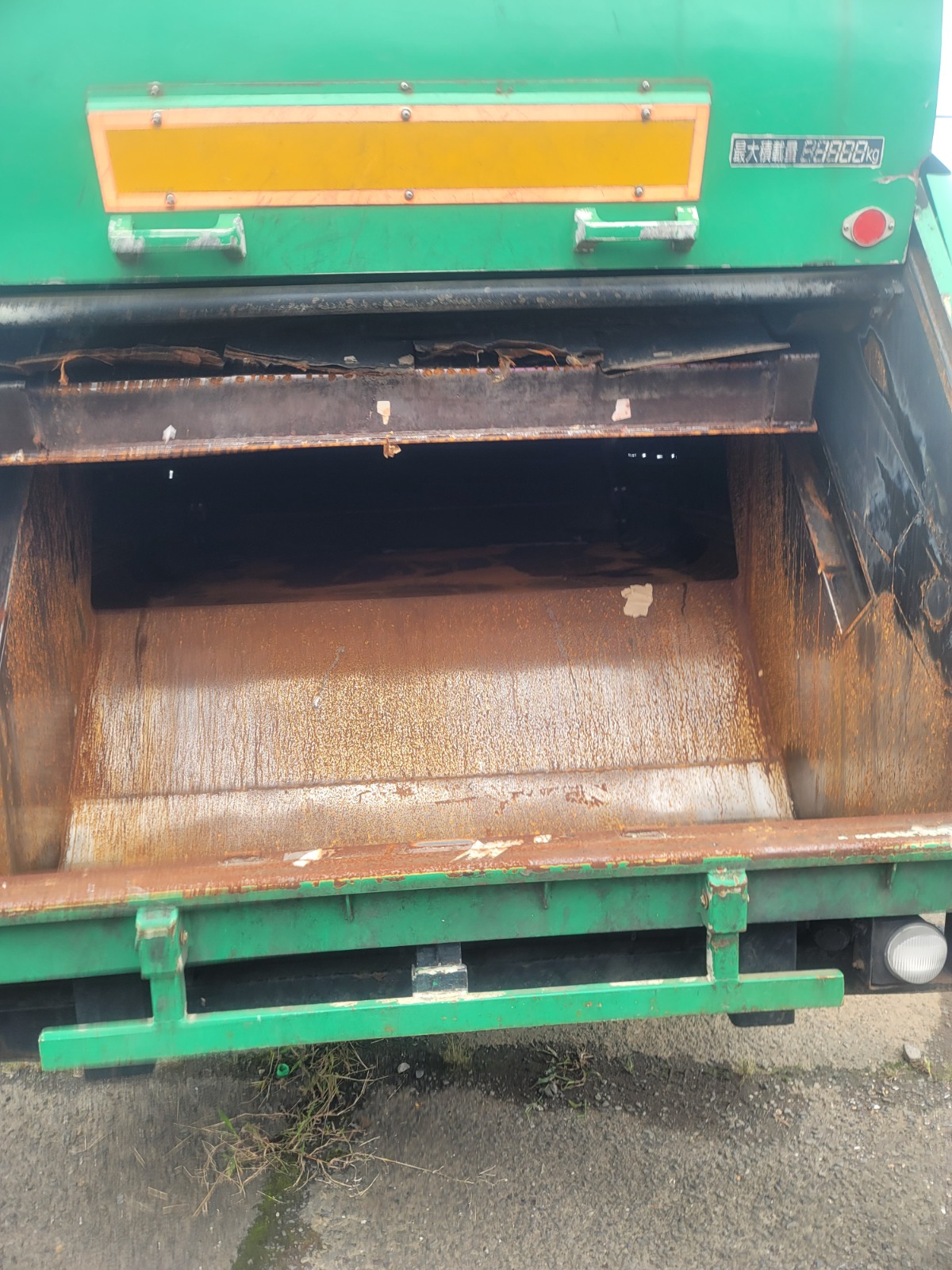 2005 ISUZU FORWARD GARBAGE TRUCK.