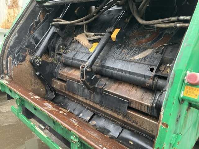 2005 ISUZU FORWARD GARBAGE TRUCK.
