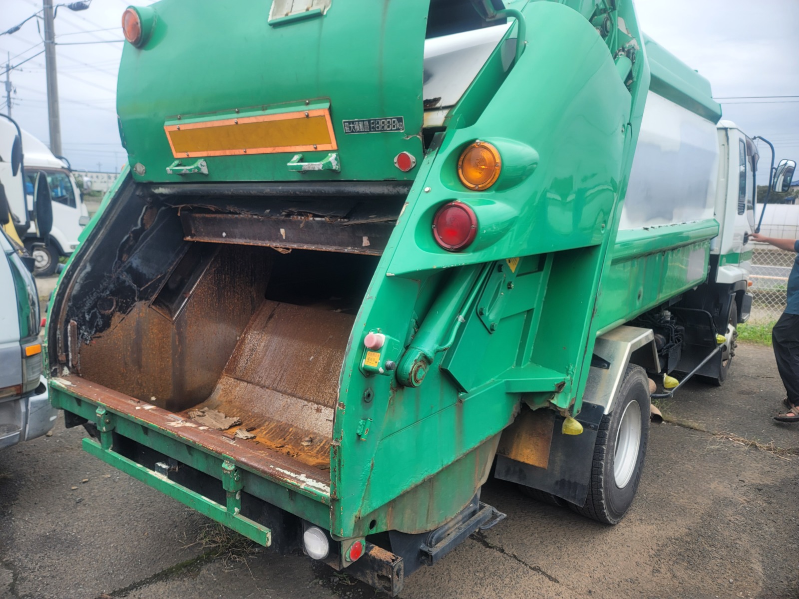 2005 ISUZU FORWARD GARBAGE TRUCK.