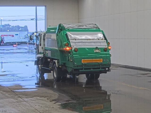 2005 ISUZU FORWARD GARBAGE TRUCK.