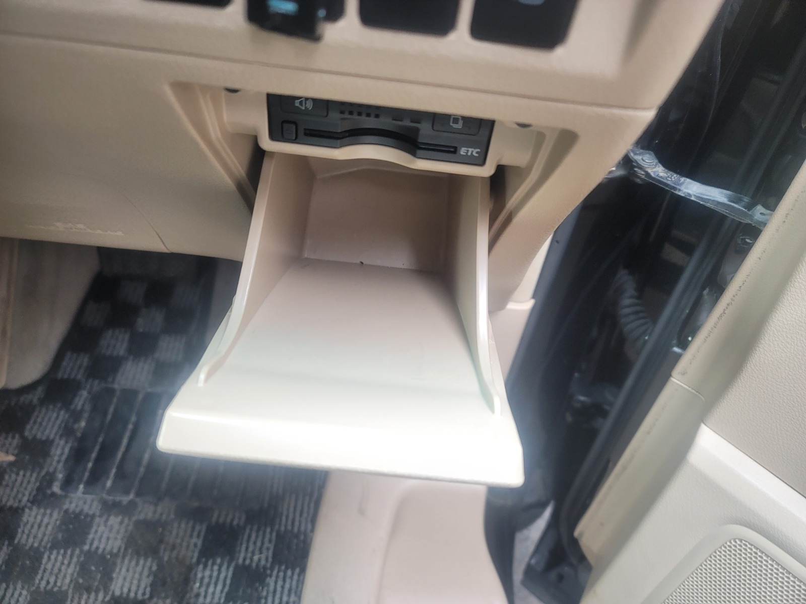 JUNE 2010 TOYOTA VELFIRE