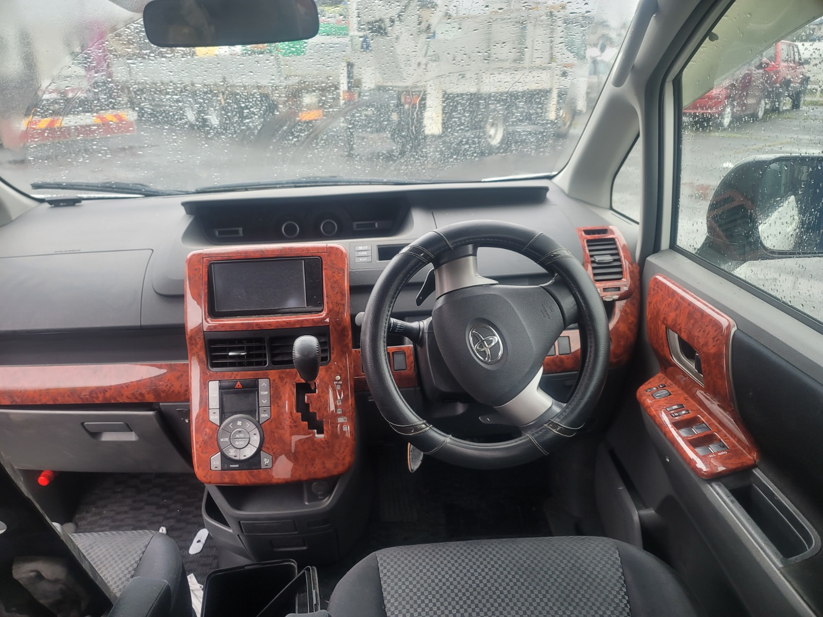 JUNE 2010 TOYOTA VELFIRE